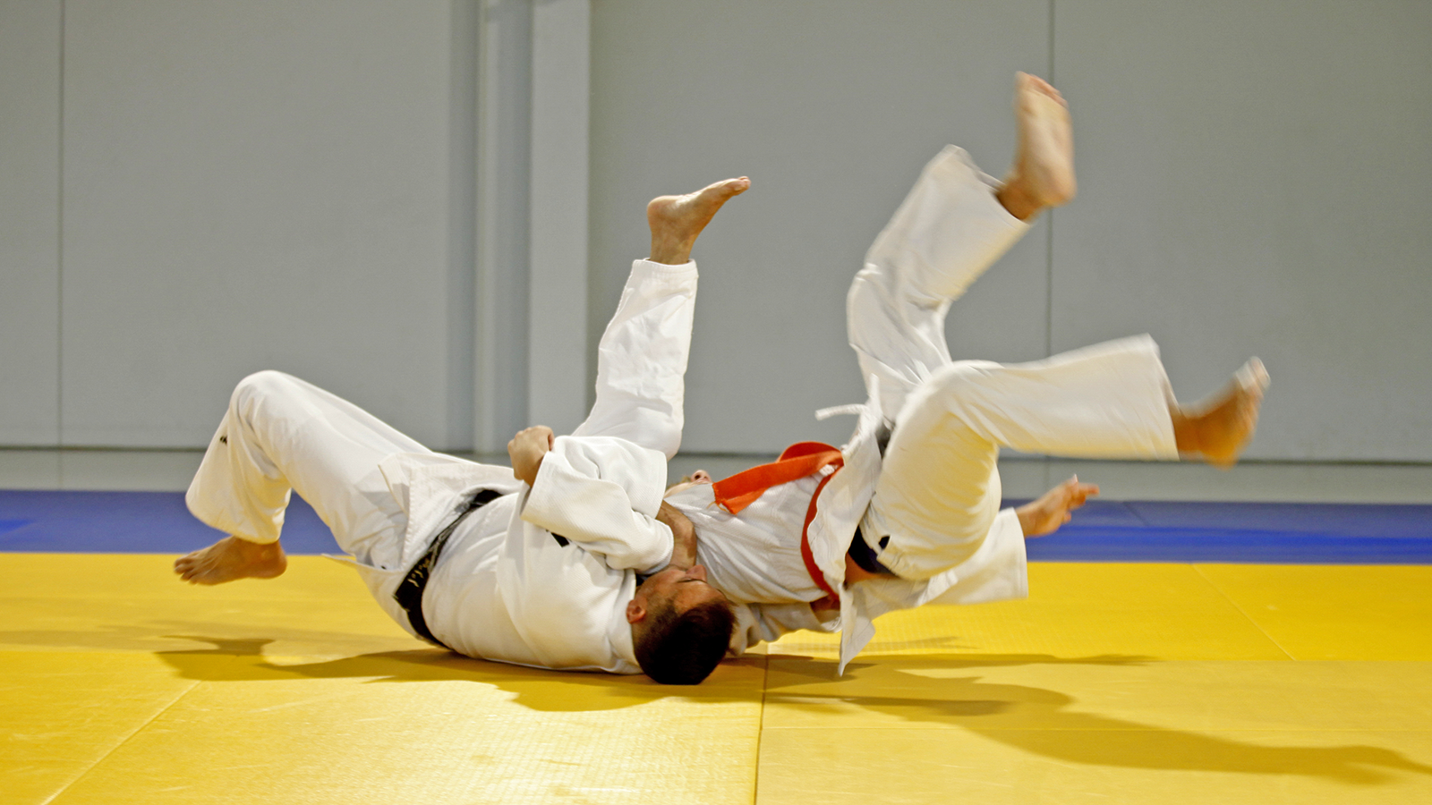 Un judoka projette un autre judoka en exécutant Kata Guruma.